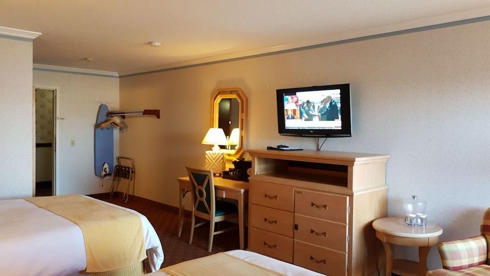 Red Roof Inn & Suites Newport - Middletown, Ri Buitenkant foto