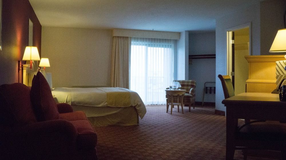 Red Roof Inn & Suites Newport - Middletown, Ri Buitenkant foto