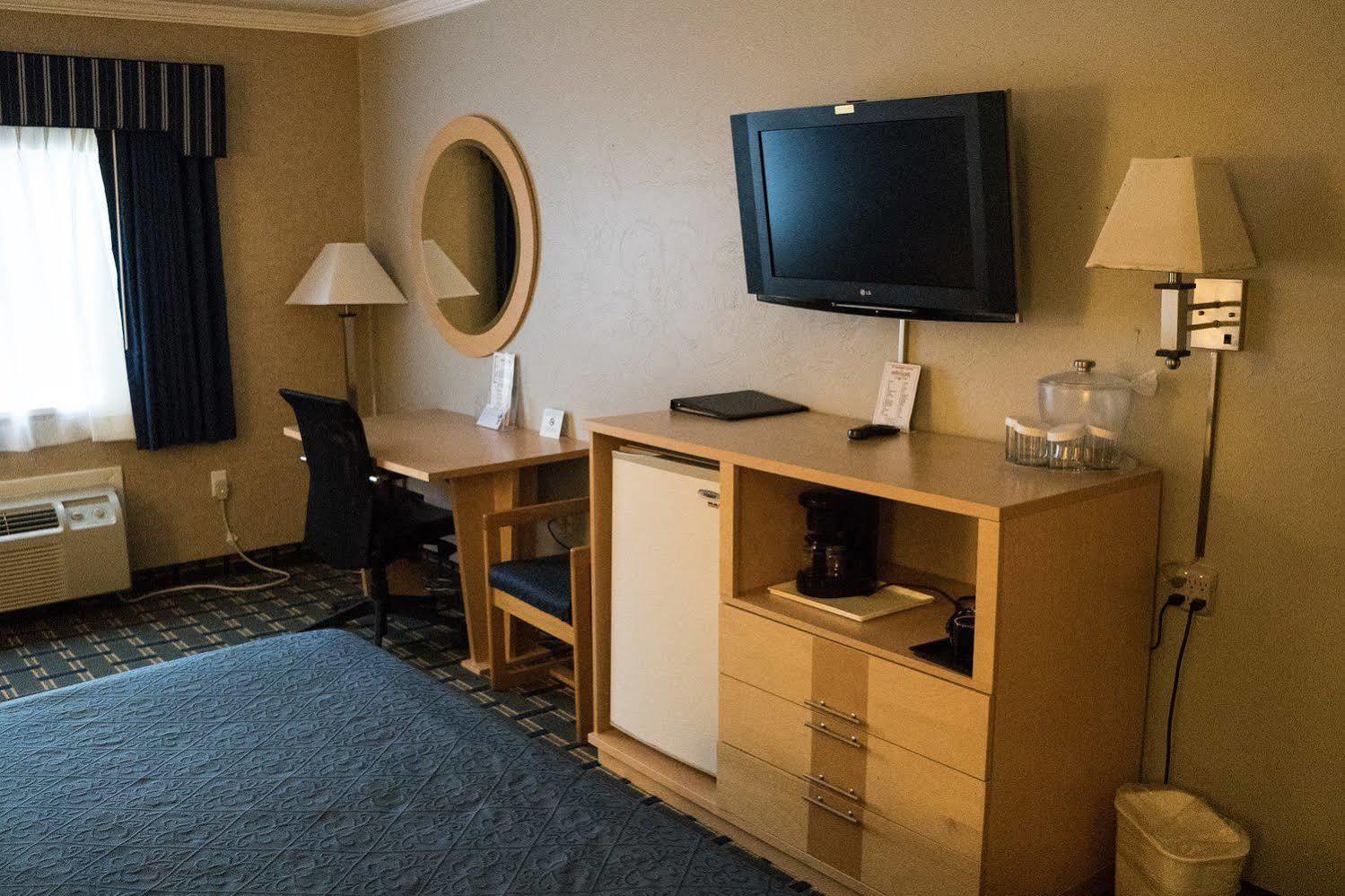 Red Roof Inn & Suites Newport - Middletown, Ri Buitenkant foto